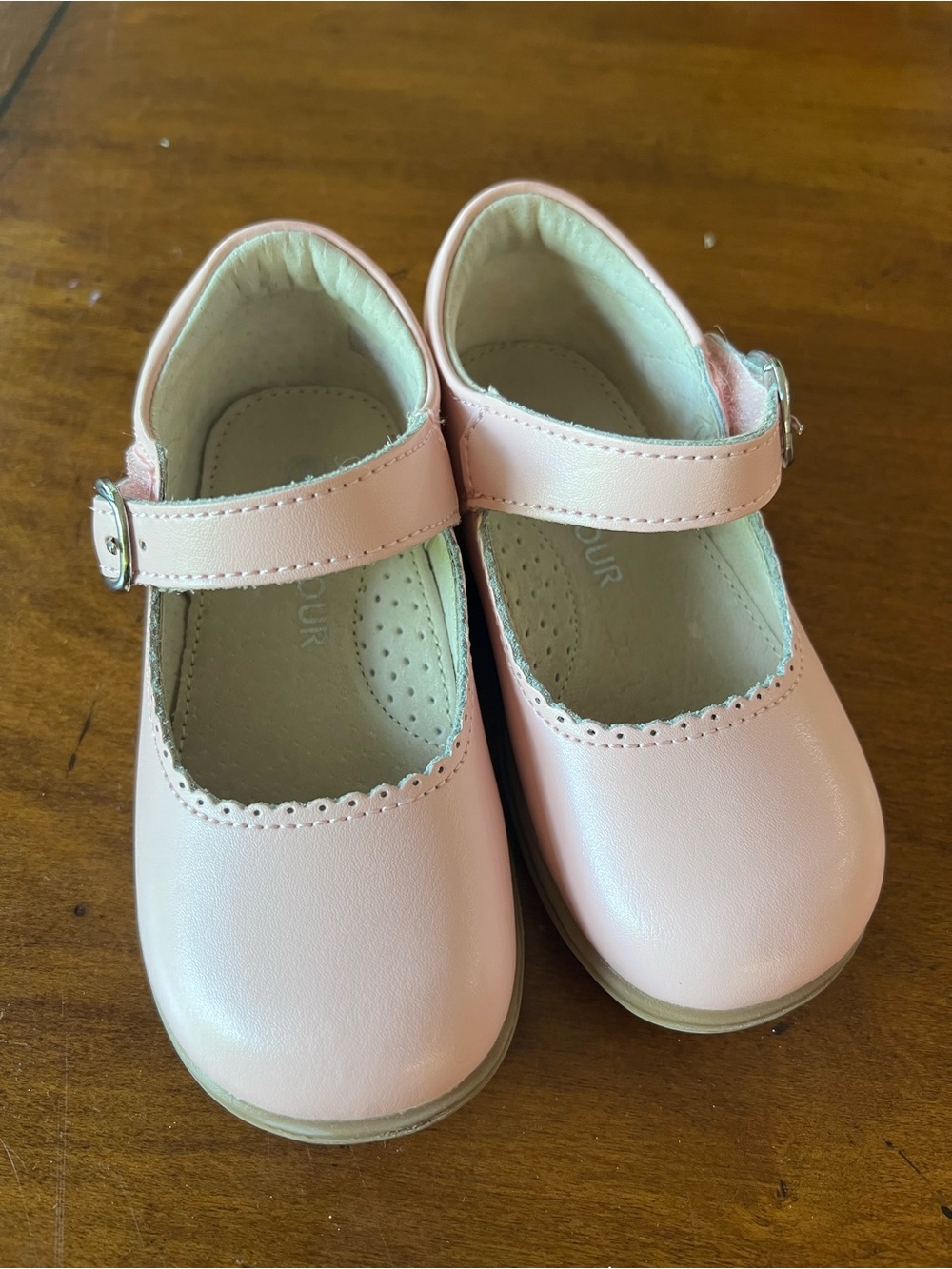 L’Amour Classic Scalloped Mary Jane Shoes